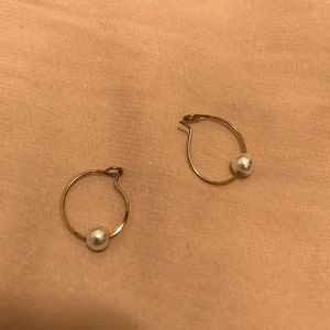 Gold earrings with pearls